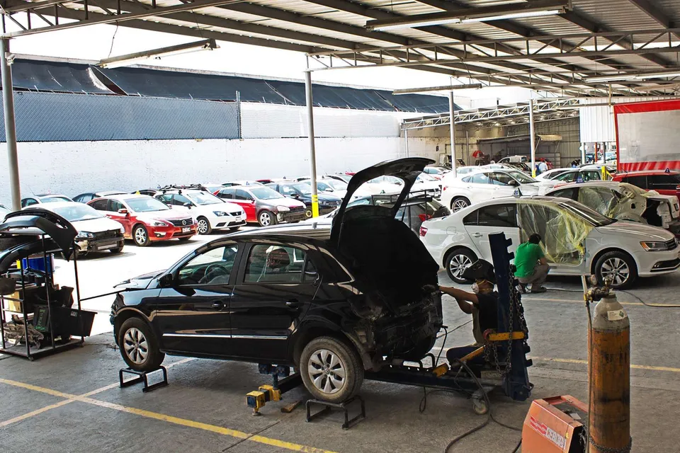 Nave del taller Abellauto con autos en reparación